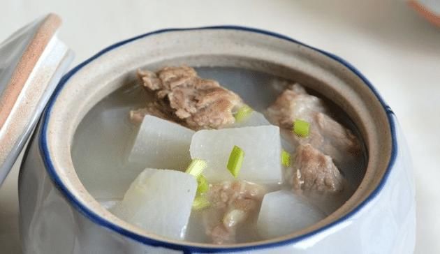 炖羊肉汤有窍门，别直接下锅炖，多做两步，肉嫩汤鲜，无膻味