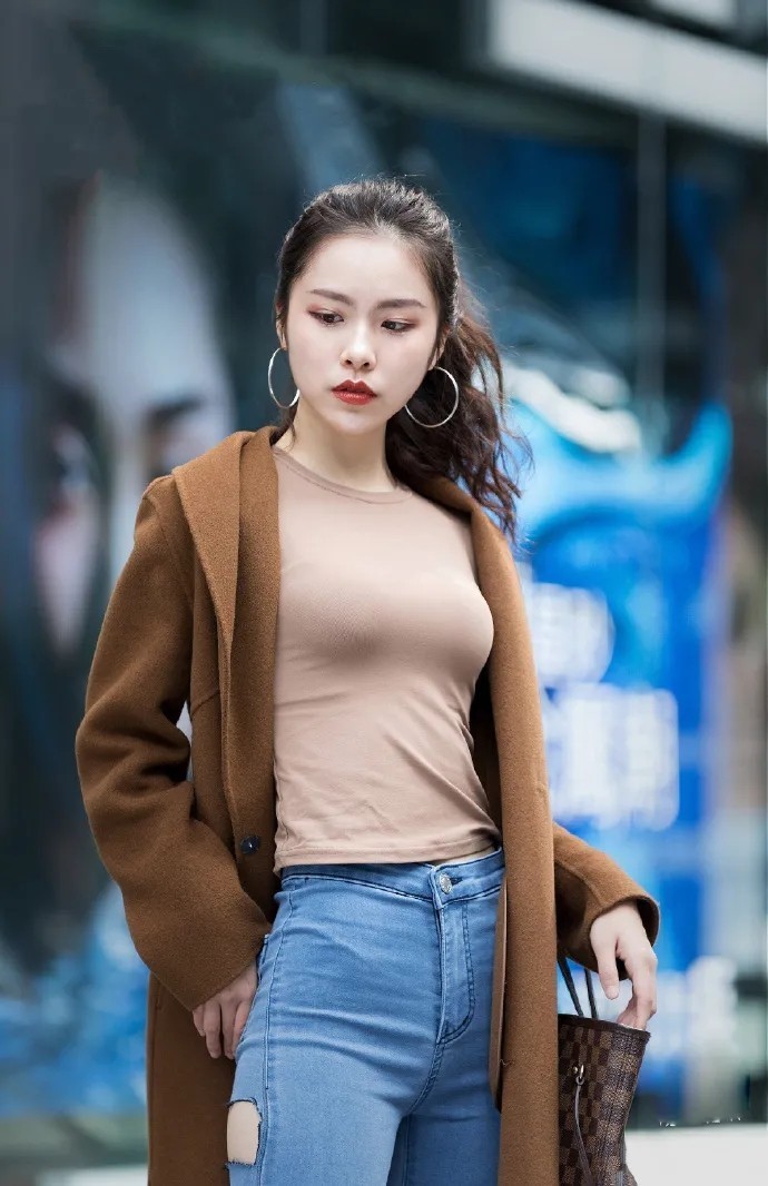 烟管裤 落落大方又时髦的搭配,优雅抢眼女人味十足,展现出无穷的魅力