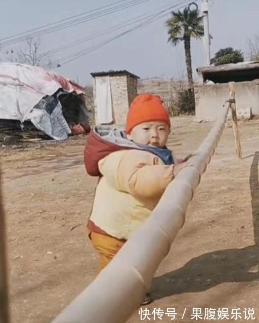 下肢|爷爷给孙子自制学步机,宝宝用得很开心,网友却笑了