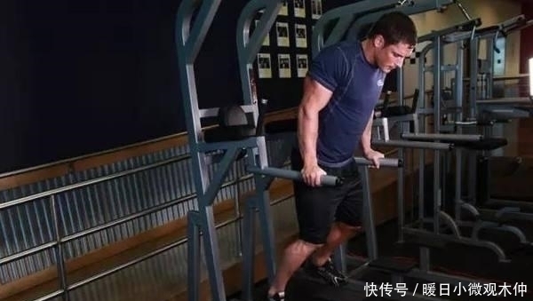 双杠臂|新手都在做俯卧撑,老手却拿双杠臂屈伸练胸,这两个动作差在哪