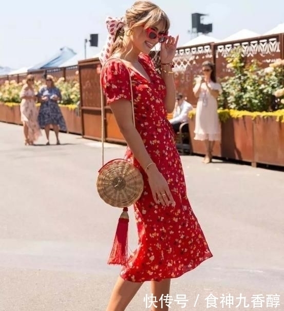 中年的你还在穿紧身裤优雅女人都穿裙子了,时髦又减龄