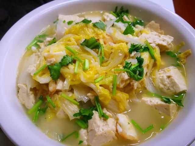 白菜炖豆腐怎么做才好吃?原来诀窍在这里,一次炖一锅,太香了