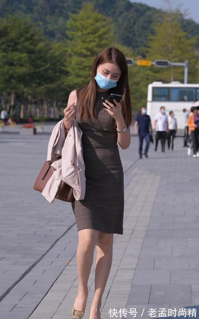 美女 美女街拍:职业女性的连衣裙怎么选?咖啡色加格纹元素,庄重又不失雅致