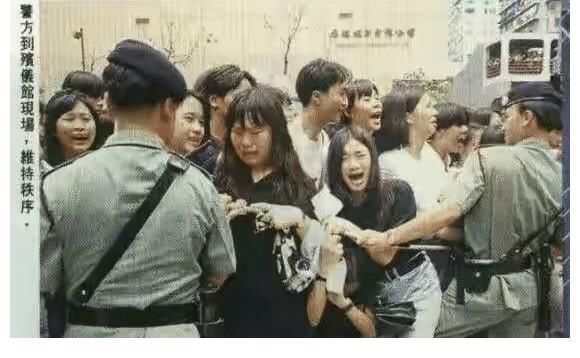 舞台|网曝55岁林志炫意外摔伤,从2米高升降台坠落,台下全是硬铁板