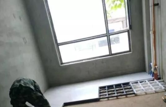 地面|新房装修,老师傅直接在地上铺满“骨架”贴瓷砖,真的长见识了