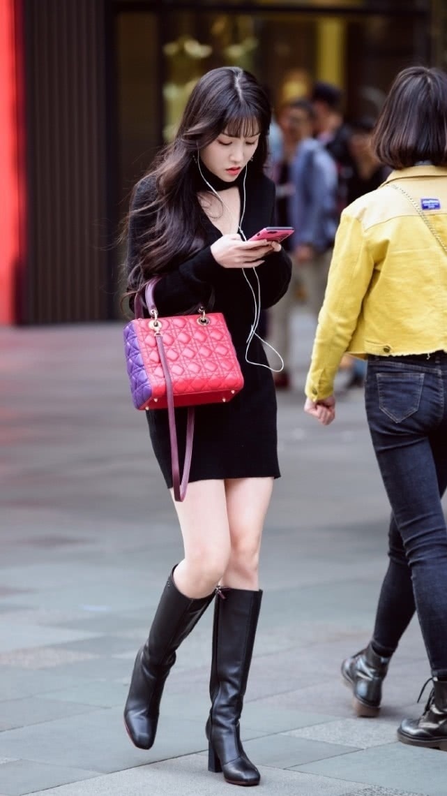 小姐姐|美女这身穿搭时髦气质,丝绒连衣裙搭配长筒靴太吸睛