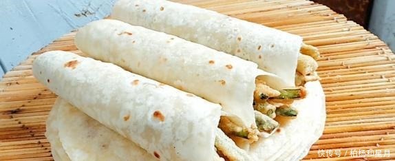 妈妈用了30年的单饼配方,柔软筋道,凉了不硬,配上炸豆角,香