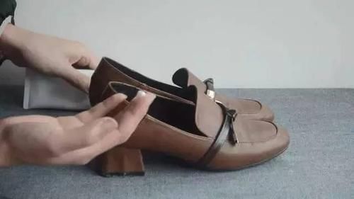 包装纸|鞋子挤脚？老司机教你2招，学会后鞋子怎么穿都舒服！