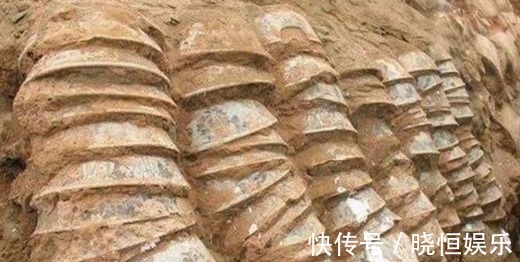 青花瓷@老农在后山意外发现古墓,里面只有一面墙,专家估价保底10个亿