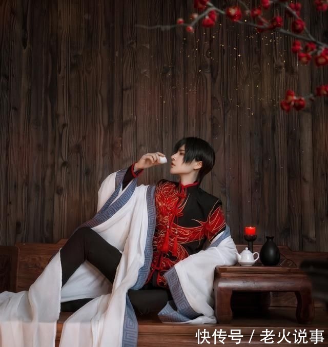 言生cos《哑舍》老板,红眼睛长头发,感觉青春又回来了