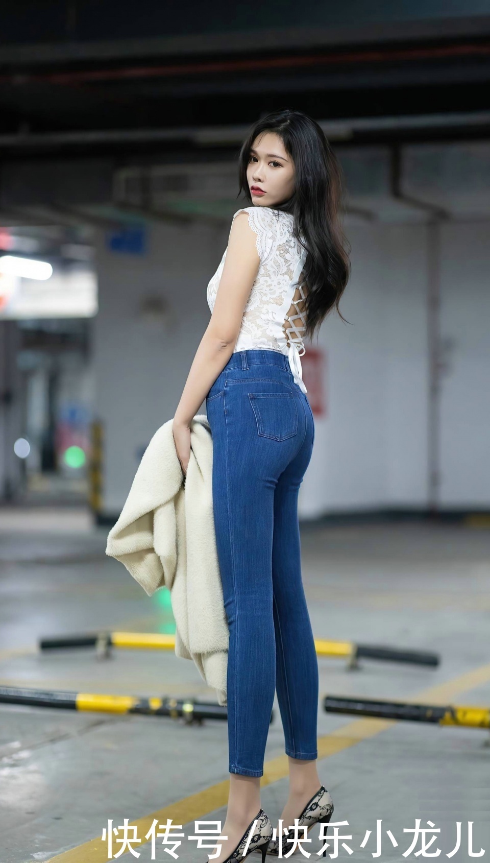 紧身牛仔裤|杏色的开衫,紧身的设计穿出了成熟的美,长发齐肩更是优雅迷人