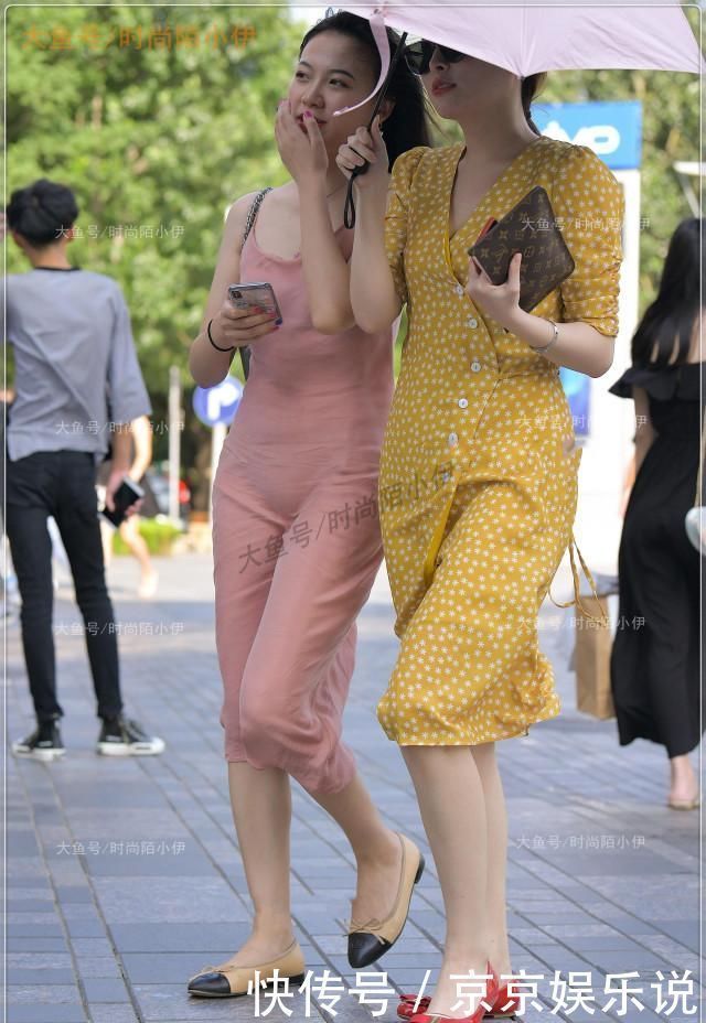 青春|粉色吊带裙VS黄色斑点裙,一个优雅浪漫,一个青春活泼
