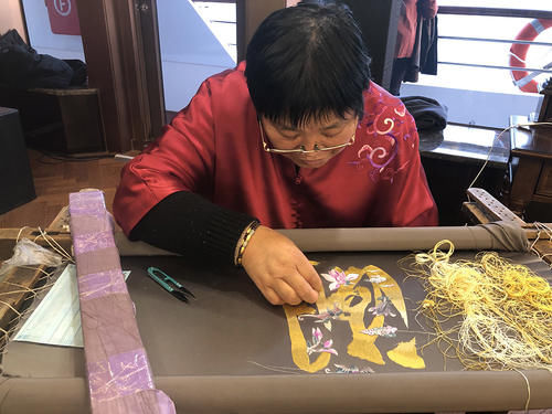  针绣|数万针绣一个“潮”字，71岁绣师在黄浦江游船上秀绝活