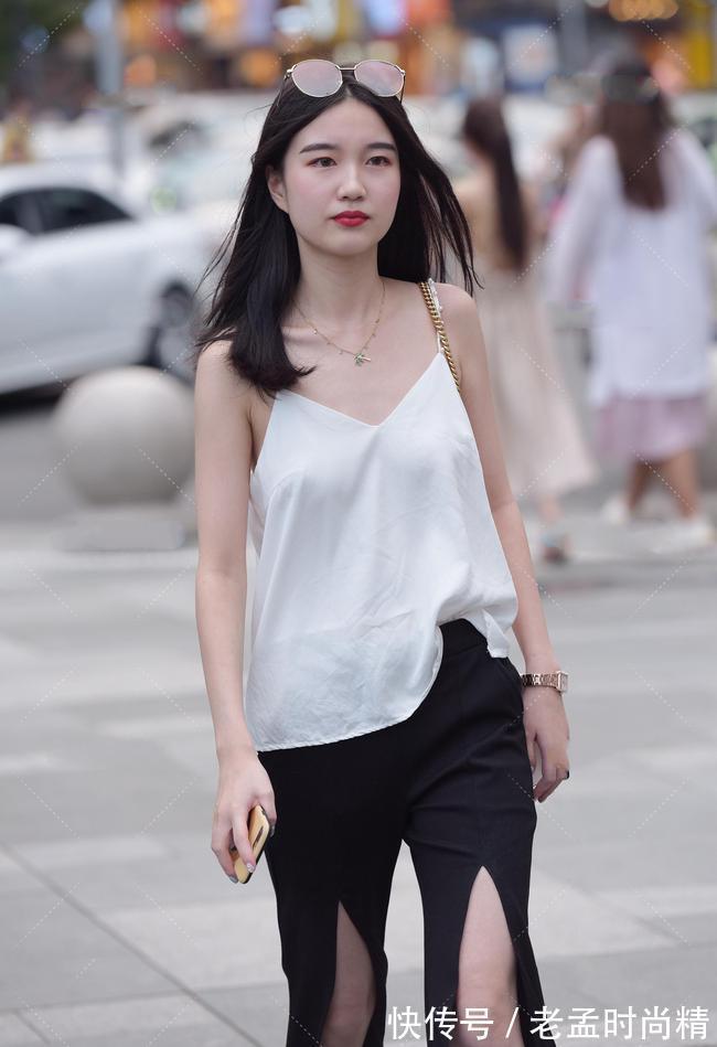 小吊带|高开叉喇叭裤搭配清爽小吊带,清爽性感,设计大胆