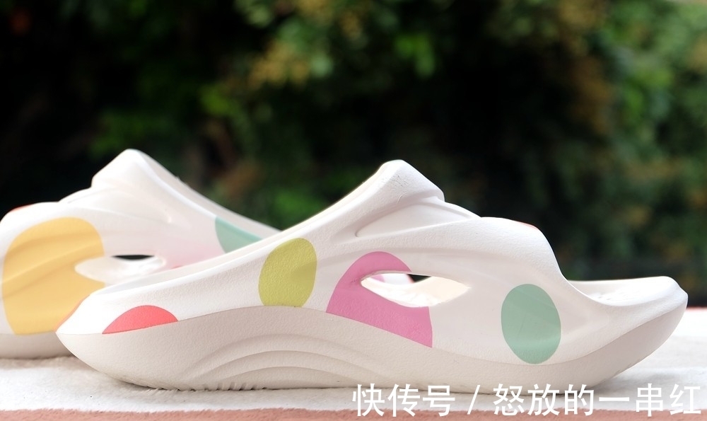 颜值爆表|夏日出街就靠它 分享颜值爆表的咕咚运动舒缓拖鞋