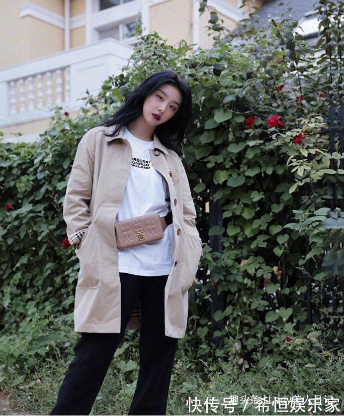 牛仔裤 风衣是永不过时的时尚单品,其实它的搭配很简单,不需烈焰红唇