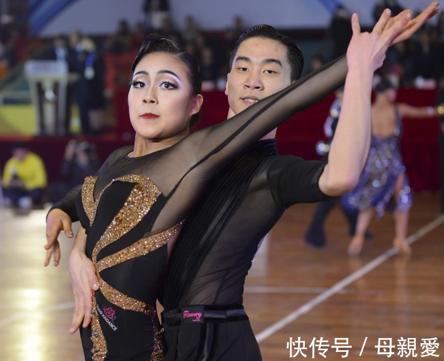 拉丁|孩子穿着“半透明”纱裙,在广场上练拉丁舞,路人怒斥:有伤风化