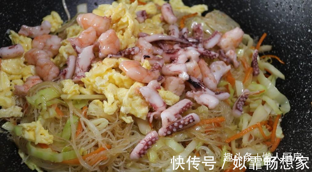 这是海鲜炒米粉的做法，加点它们一起炒，可做菜也可做主食