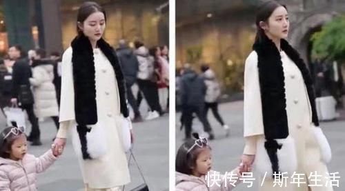 露肩装|“暖男宝宝”火了，宝妈穿露肩装外出，娃担心“走光”不停拉衣服