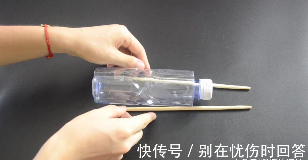 筷子|塑料瓶上绑2根筷子, 这个作用太棒了, 解决了很多家庭的烦恼