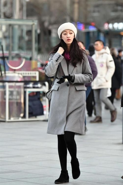 小姐姐搭配浅灰色的大衣,黑色修身裤子,非常漂亮!
