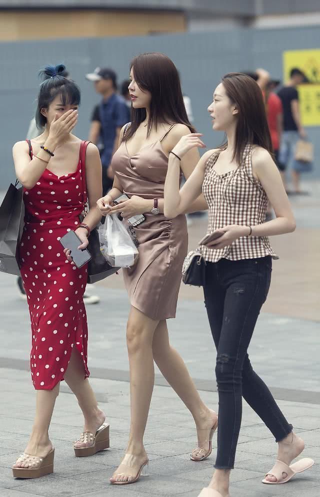 女人三十一枝花,靠颜值还是靠气质这几款穿搭让你满屏少女感