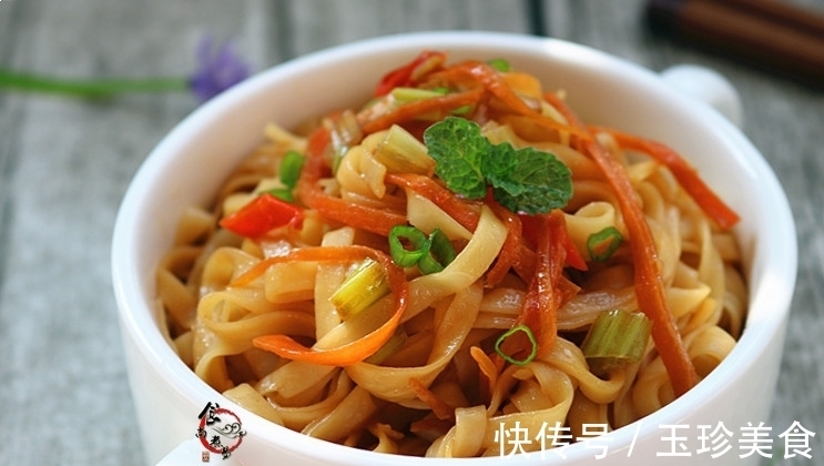 面条此做法，比隔壁面馆的味道还香，特简单，家人问我加了啥？