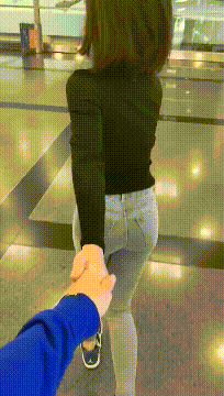 |搞笑GIF:爱干活的小宝宝,真的难为他爸爸了