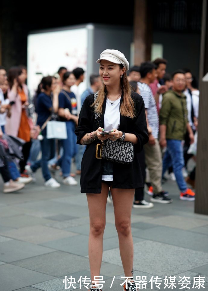 小姐姐的着装干净又整洁,而且给人一种舒适感