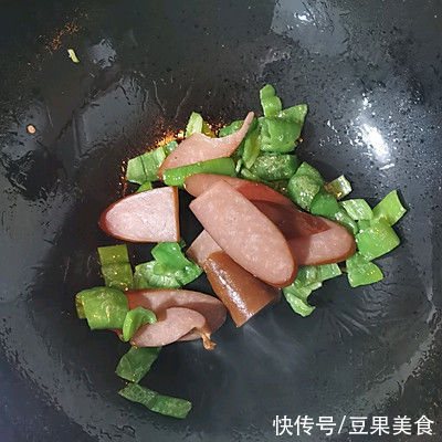 这道极简的美味辣椒炒火腿美味下饭，连着吃都不腻