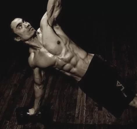 杠铃片|50岁大叔练习1万次引体向上后，背部成了这样