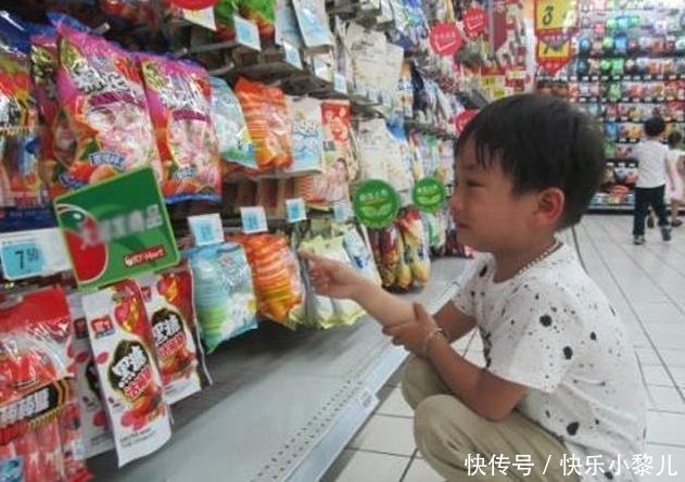 妈妈|孩子在超市偷巧克力，三位妈妈做法各异，路人态度说明好坏