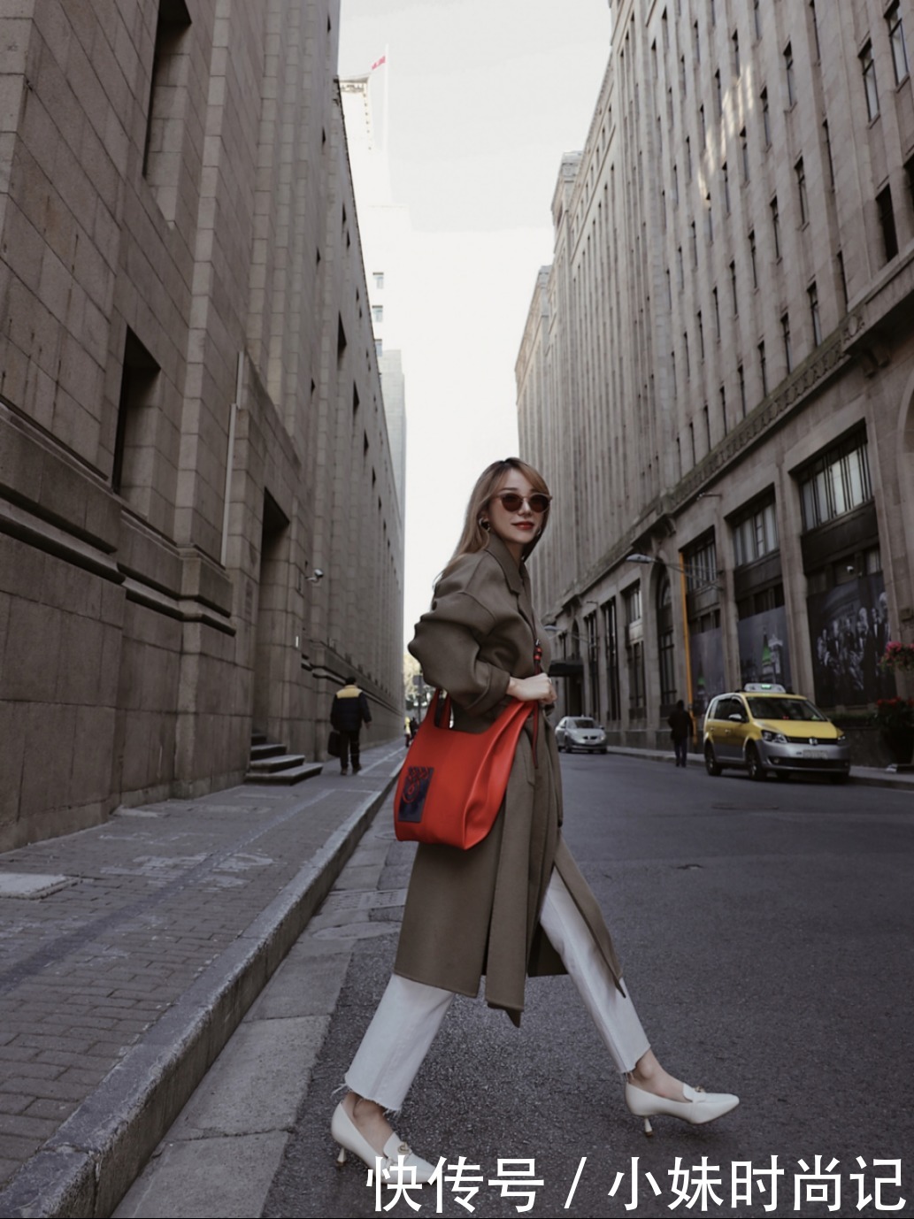 刘雯穿黑色大衣高级感十足！纯色大衣穿起来不仅不单调，反而时髦