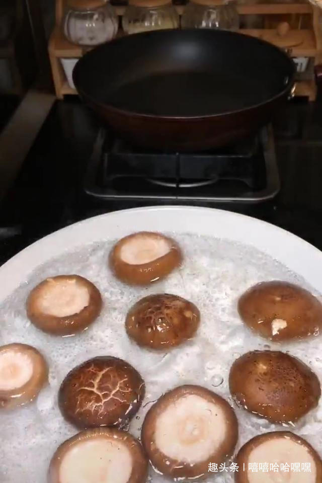 家常香菇新做法,外焦里嫩,入口即化,制作简单,超级下饭!