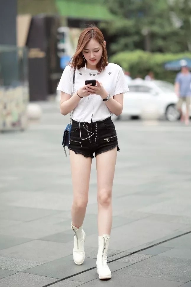 紧身牛仔裤搭配一字肩T恤,展现冰雪聪明的气质