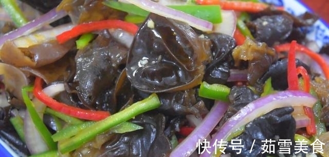 凉拌菜|洋葱凉拌木耳最好吃的做法,简单美味又下饭,看看你喜欢吃不?