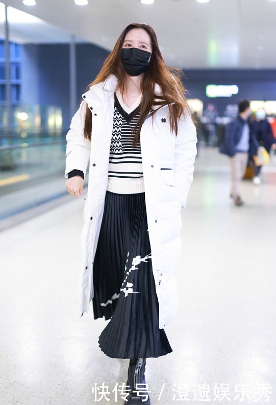 张萌真会穿,白色长款羽绒服搭配百褶裙优雅大气,女人味十足