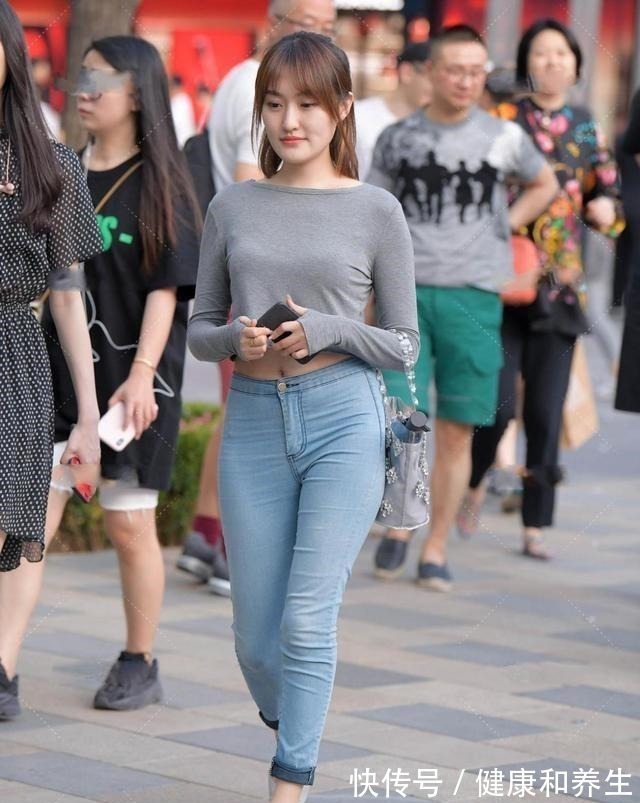 子女生 水晶粗跟高跟鞋搭配蓝色高腰打底裤,凸显女性修长身材,气质十足!