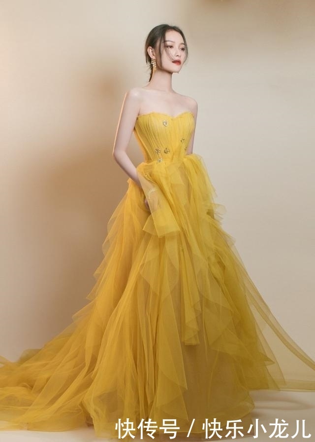 姑娘特别的潮流,搭配针织短衫,气质迎面扑来