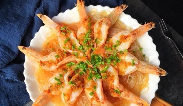 蒜蓉粉丝虾直接蒸是不对的，蒸之前多加两步，大虾更鲜嫩可口