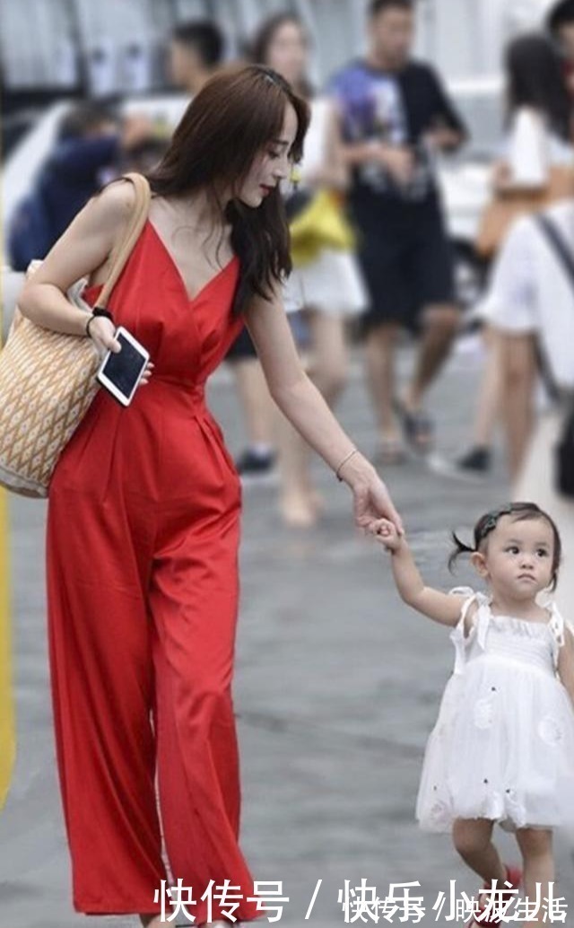 时尚|带孩子逛街的时尚辣妈，一点都看不出是位宝妈呢