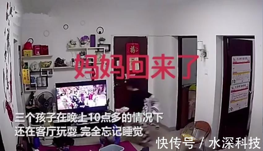 妈妈|孩子听到妈妈脚步声“快速”收拾客厅火了,网友:这是小时候的我