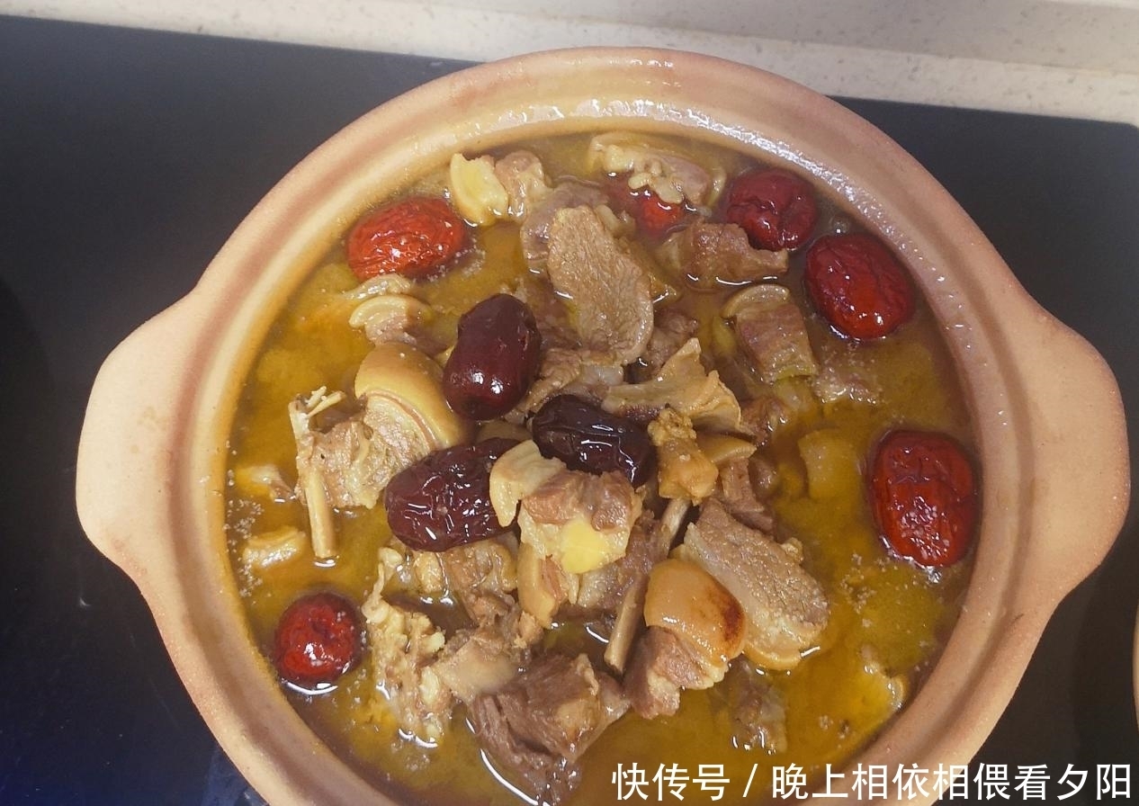 一道家常炖鸡,简单的做法却能带来极致的美味,尤其适合上班族