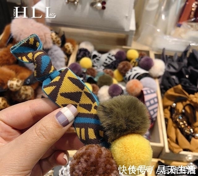 发圈|建议女人:出门别扎丸子头了,落伍了!“低马尾”都学起来,减龄