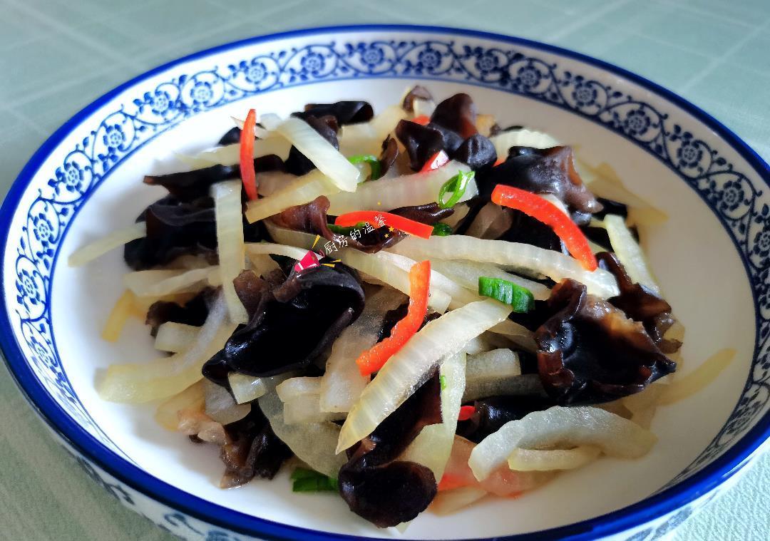 一家三口的午餐真馋人,用心做的排骨孩子连吃三块,并大赞太香了