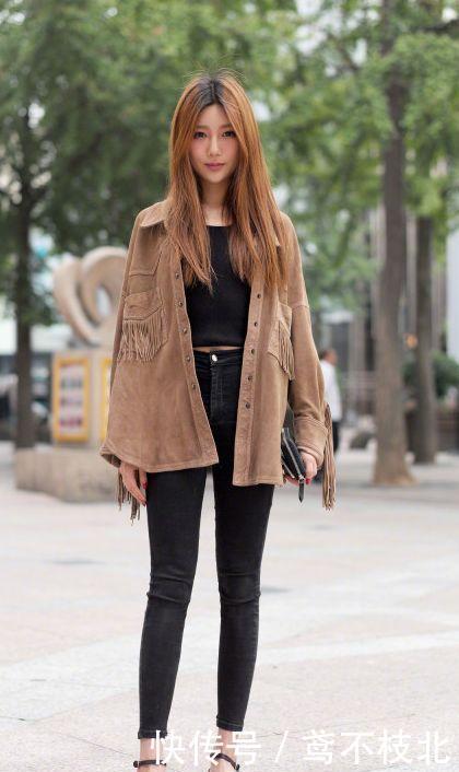十足|街拍紧身裤修饰美女身材,完美腿部线条,真是美感十足