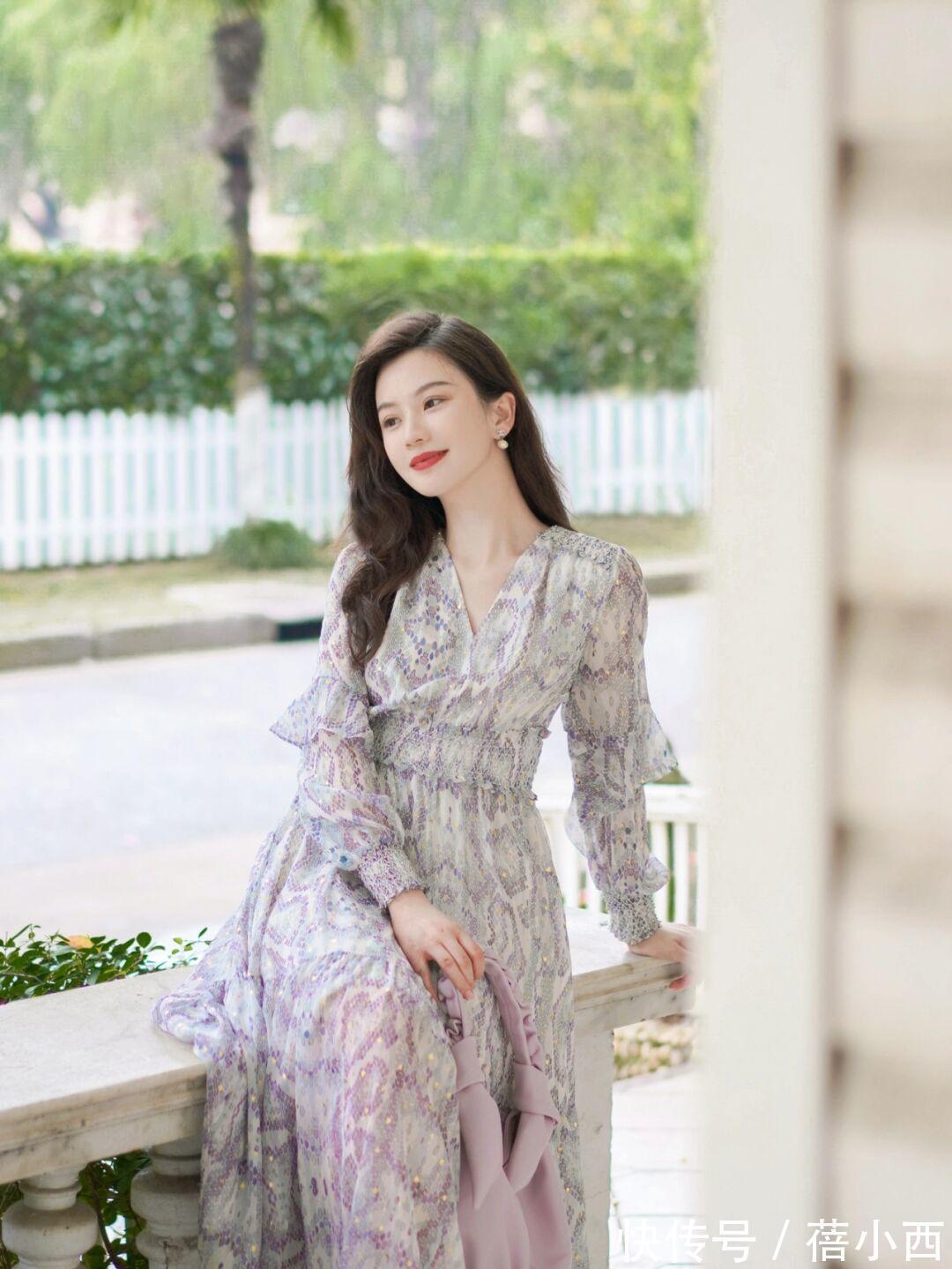 小蛮腰 40岁女人穿衣要讲究点,学博主的连衣裙、半身裙搭配,优雅又体面