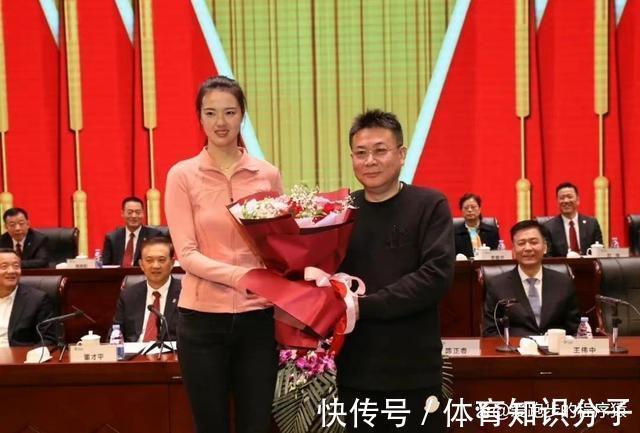 中天钢铁|蔡斌被看重,又是送画又是发证书,与江苏女排相互成就