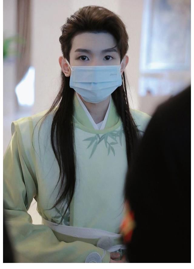 合照|《奇藝劇本鯊》殺青，王源在合照中存在亮眼，而橫幅口號(hào)土氣滿滿