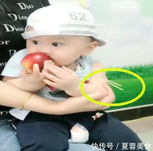 打针|宝宝打针,全程只知道吃,护士都被逗笑了,网友一个妥妥的吃货